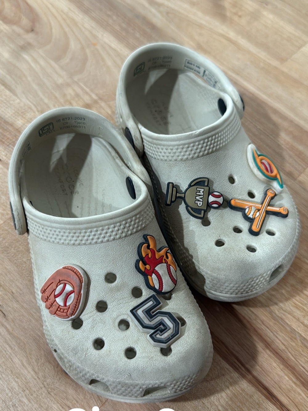CROCS youth Kids s9 sand color with Sports Charms